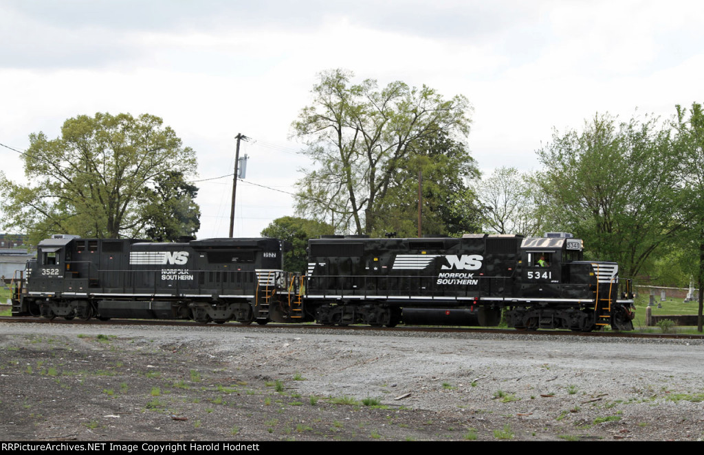 NS 5341 & 3522, power for train PL05, run the wye